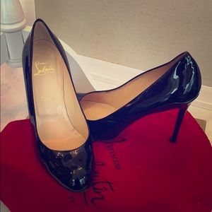 Christian Louboutin black pump - classic beauty